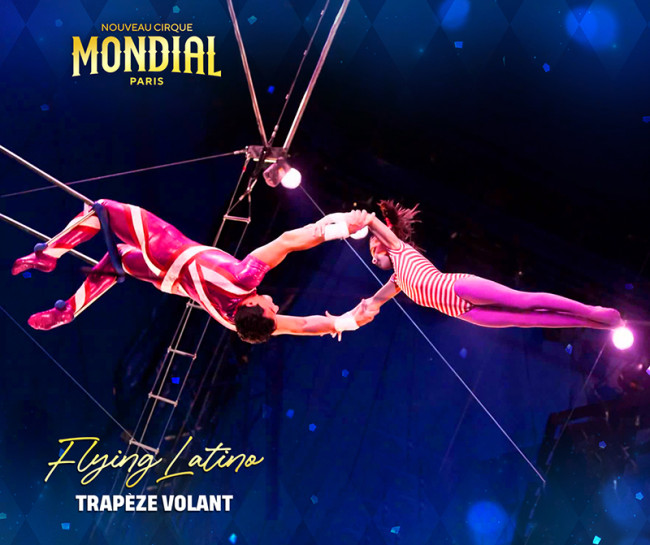 Photo du Flying Latino sur leur trapèze, au nouveau spectacle Latinos Circus du Cirque Mondial de Paris